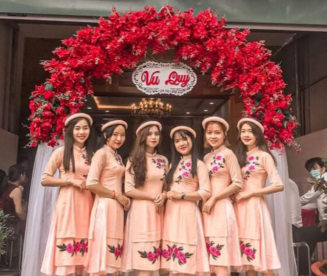 Top 10 mẫu áo dài bưng quả nam nữ cho lễ ăn hỏi lung linh I Namtay   Nắmtayvn